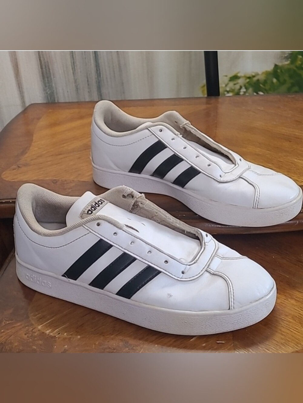 Adidas Mens 5 classic white black leather athletic sneakers